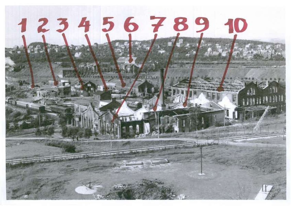 Verkstedtoma -NSBs verksted og lokstaller i Narvik, Ofotbanen, krigsskadet i 1940. Bygninger fra venstre:
1. Rørleggerverkstedet, 2. Lokstall 3. Lokstall 2 er så godt som jevnet med jorden, 3. Snekker/malerverksted, 4. Garasjen, 5. Lokstall 1, 6.?, 7. Vognverkstedet, 8. Mekanisk verksted, 9. Maskinverkstedet med smia mot vest, 10. Lokverkstedet. I forgrunnen lekeplassen nedenfor Kongens gate.