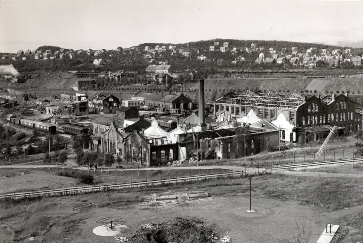 Verkstedtoma -NSBs verksted og lokstaller i Narvik, Ofotbanen, krigsskadet i 1940. Bygninger fra venstre:
1. Rørleggerverkstedet, 2. Lokstall 3. Lokstall 2 er så godt som jevnet med jorden, 3. Snekker/malerverksted, 4. Garasjen, 5. Lokstall 1, 6.?, 7. Vognverkstedet, 8. Mekanisk verksted, 9. Maskinverkstedet med smia mot vest, 10. Lokverkstedet. I forgrunnen lekeplassen nedenfor Kongens gate.