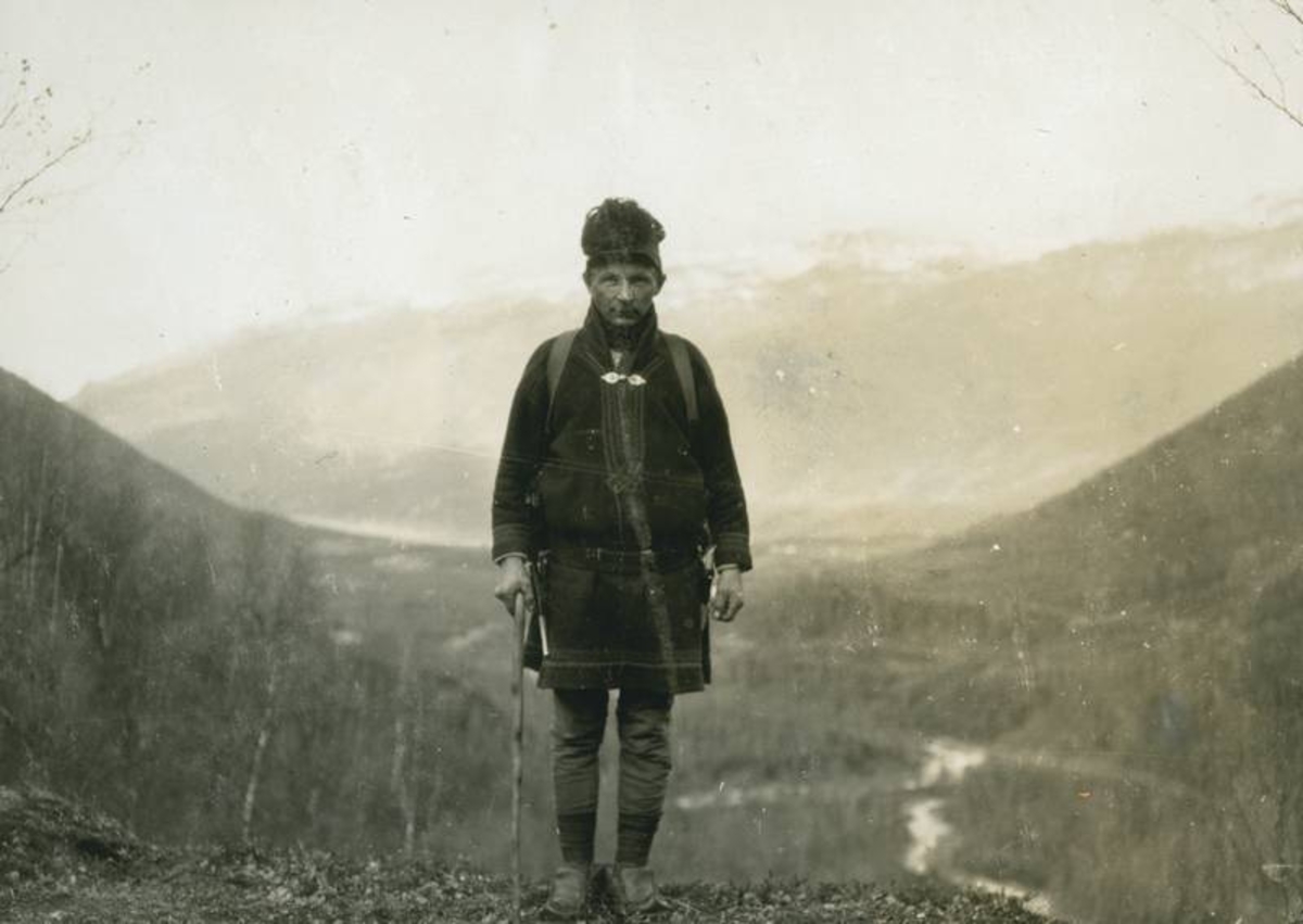 Same. Mann på fjellvandring. Antatt Per Thuri/Pehr Thuuri i Håkvikdalen. Stav, ryggsekk. Samedrakt. Jukkasjærvidrakt