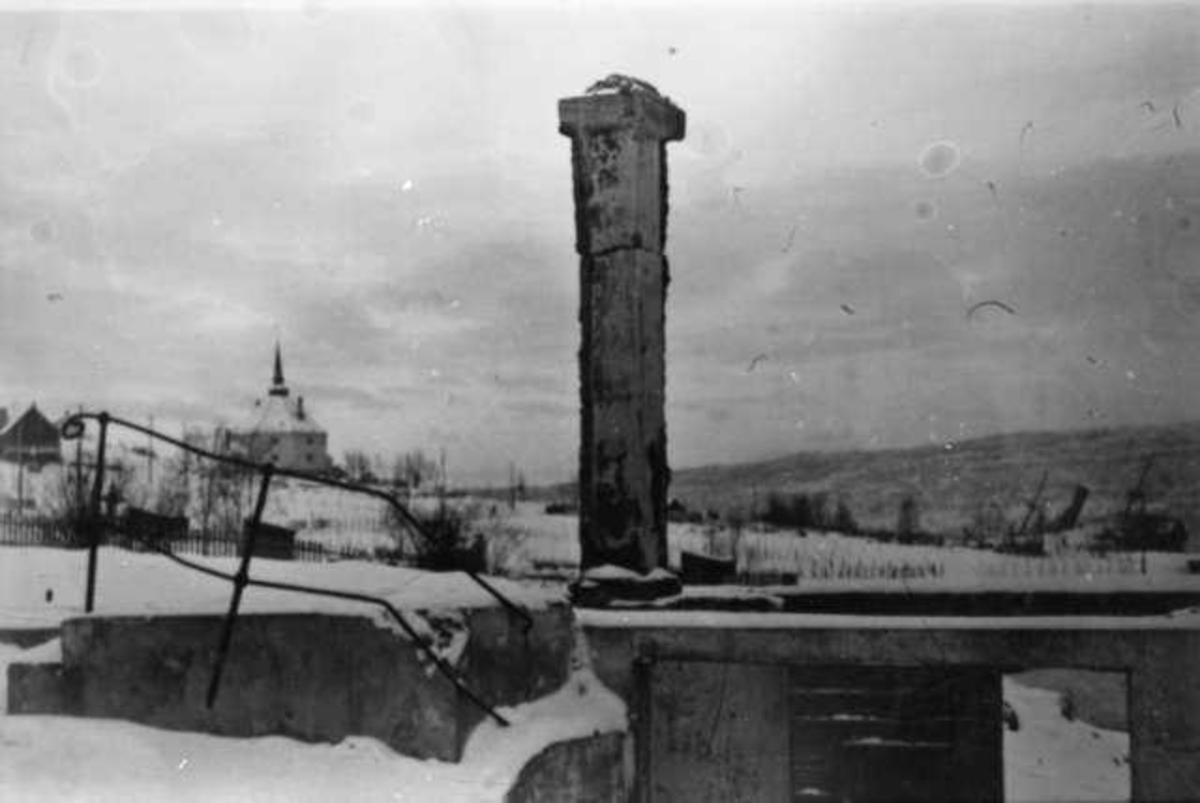 Ankens torv ruin etter posthuset/butikk til Enevoldsen. 