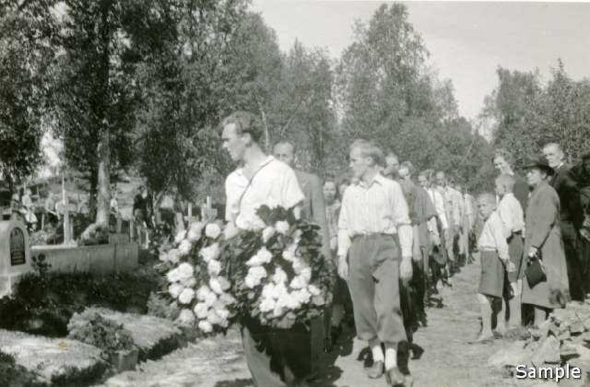 NGU-leir i Hestvika ved Harstad 1943.
På leiras første dag ble gravene til to NGU-kammerater som var blitt skutt av Tyskerne, bekranset. 