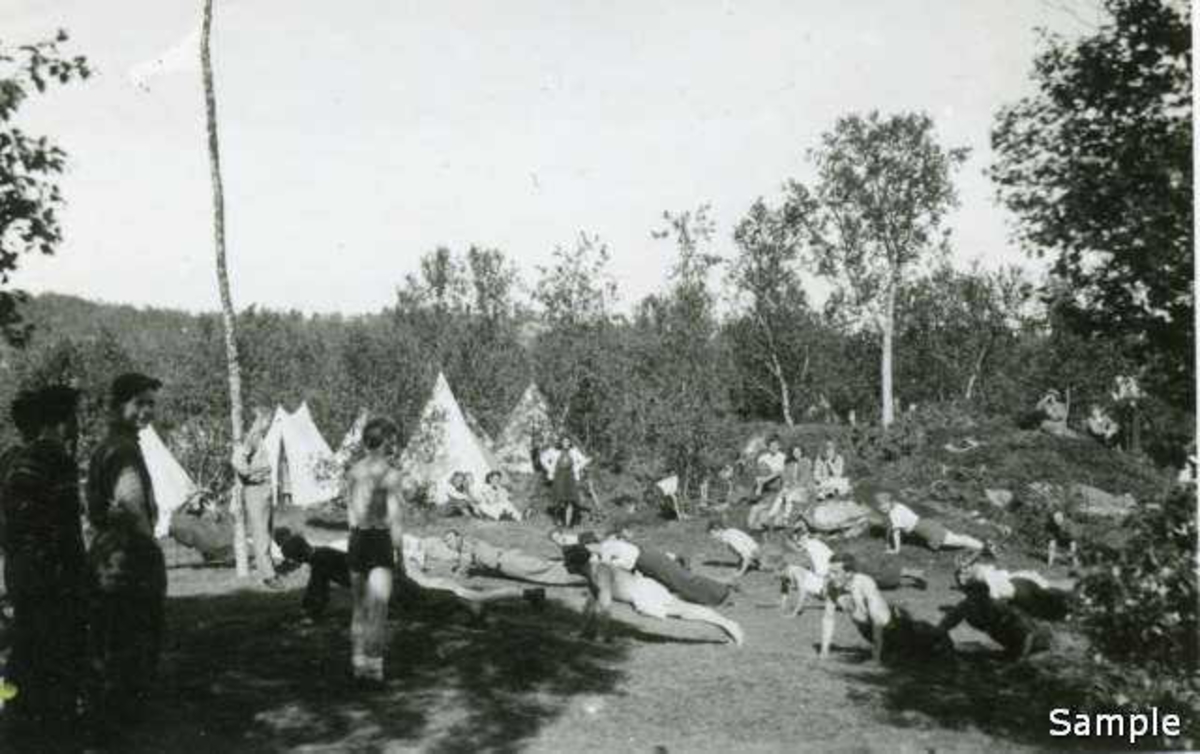 På NGU-leir i Harstad 1943. Hver morgen startet med morgengymnastikk for dem som ville være med. 