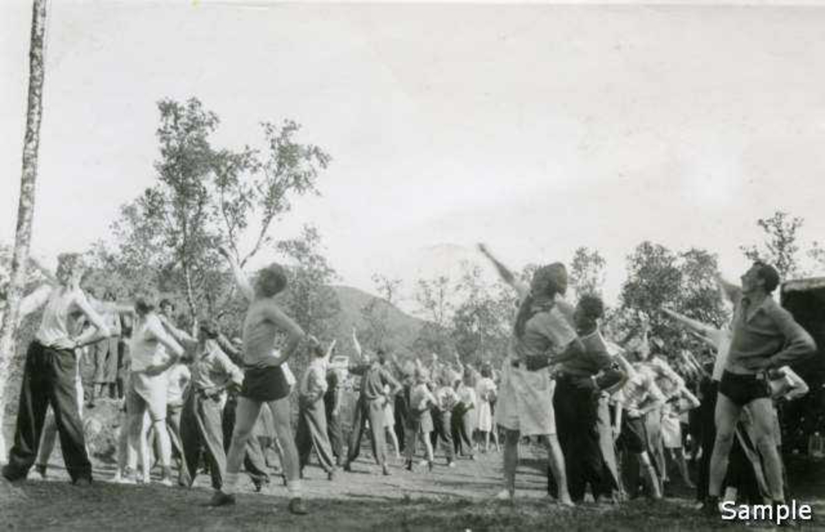 På NGU-leir i Harstad 1943.
Morgengymnastikk. 