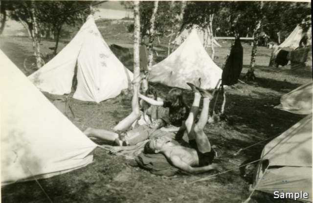 På NGU-leir i Hestvika ved Harstad 1943.
Morgengymnastikk. Noen noe latere enn andre.