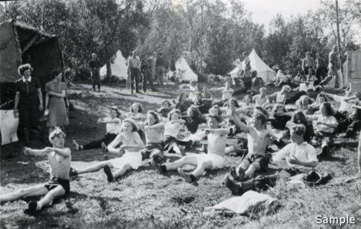 Morgengymnastikk for de spreke under NGU-leira i Harstad 1943. 
I bakerste rekke i mitten sitter brødrene Ola og Per Dahl fra Narvik.
Her er flere Narvik ungdommer. Hvem? 