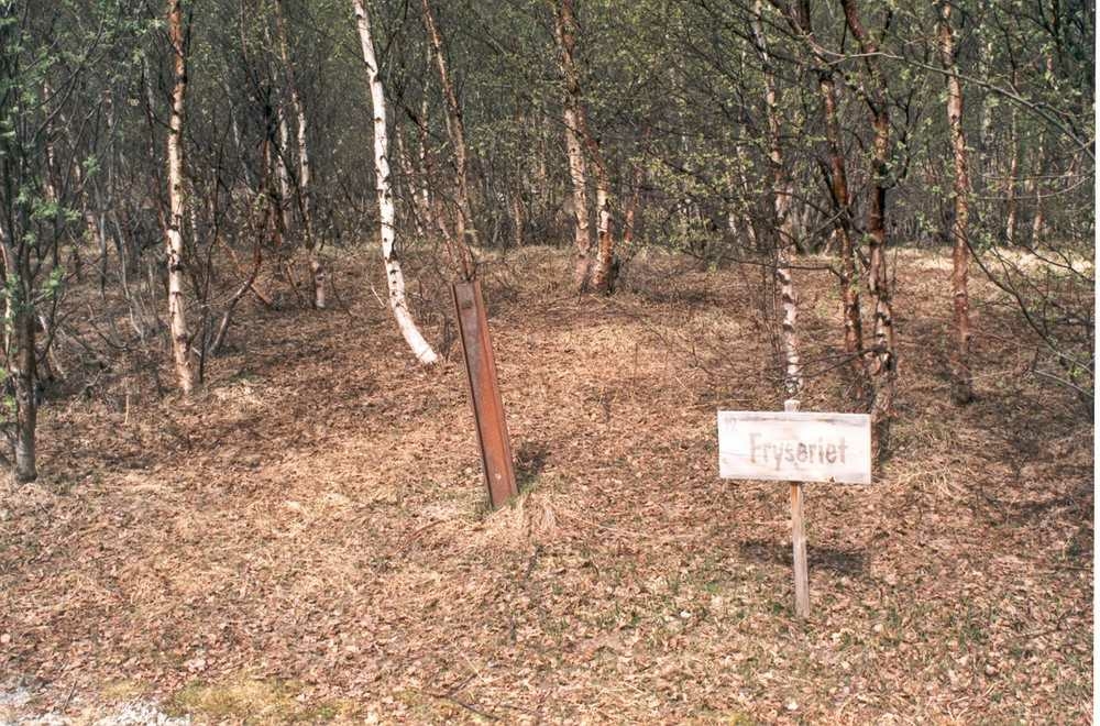 Rombaksbotn. Skilt mrk "Fryseriet" fra "hovedgata".
Jernbaneskinne brukt som festepunkt under opphuggingen av de tyske marinefartøyene i 1957.Tidligere våningshus. Eier: Gaute Eidissen.