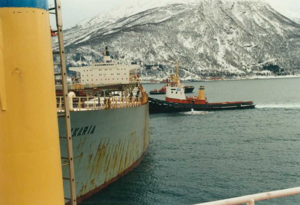 LKAB. Ombord på slepebåten "Rallaren" i oppdrag på Narvik med å dra ut malmskipet "Ikaria" fra kai 5. Slepebåt 2, "Svarta Bjørn" i arbeid. 