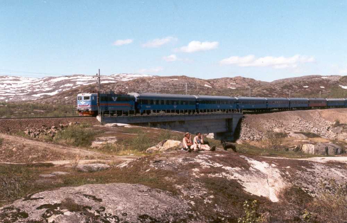 Ofotbanen.   Persontog. Bru. Øverst i Norddalen.