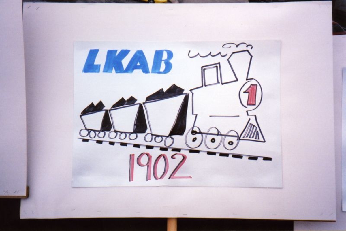 LKAB Plakat. Lokomotiv. Malmvogner. Brukt ved borgertoget under Narviks 100 års jubileum. 17. mai 2002.