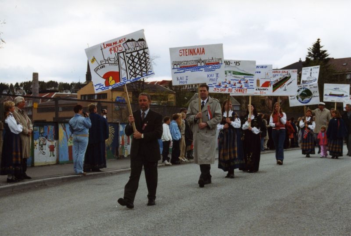 LKABs seksjon i borgertoget Narviks 100 års jubileum 17. mai 2002.