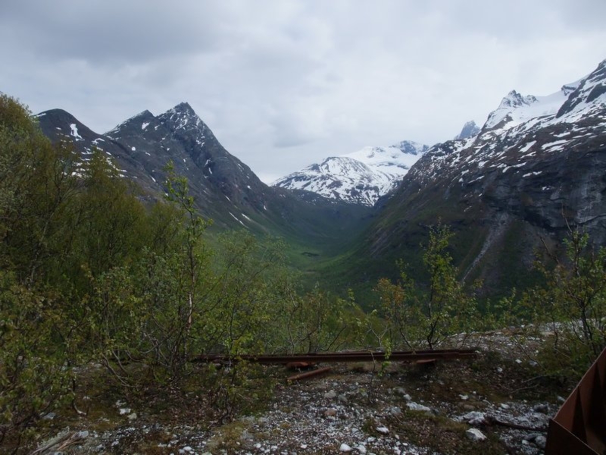 Keiploftet dagbrudd. Tipp. Eiterdalen med Reintindaksla i bakgrunnen. Klubbviktind til venstre.