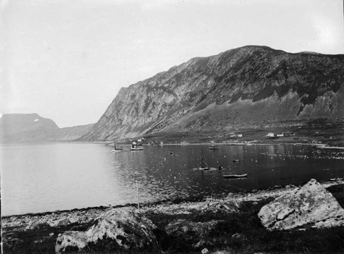 Fiske- og småbrukerbygd. Båter ligger fortøyd.