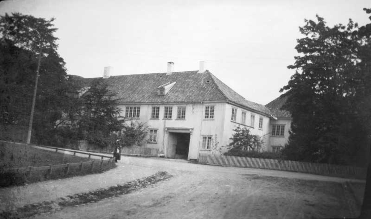 Herregården i Larvik. Den ble bygget for Ulrik Frederik Gyldenløve i perioden 1674-1677. I dag er den en del av Larvik Museum.