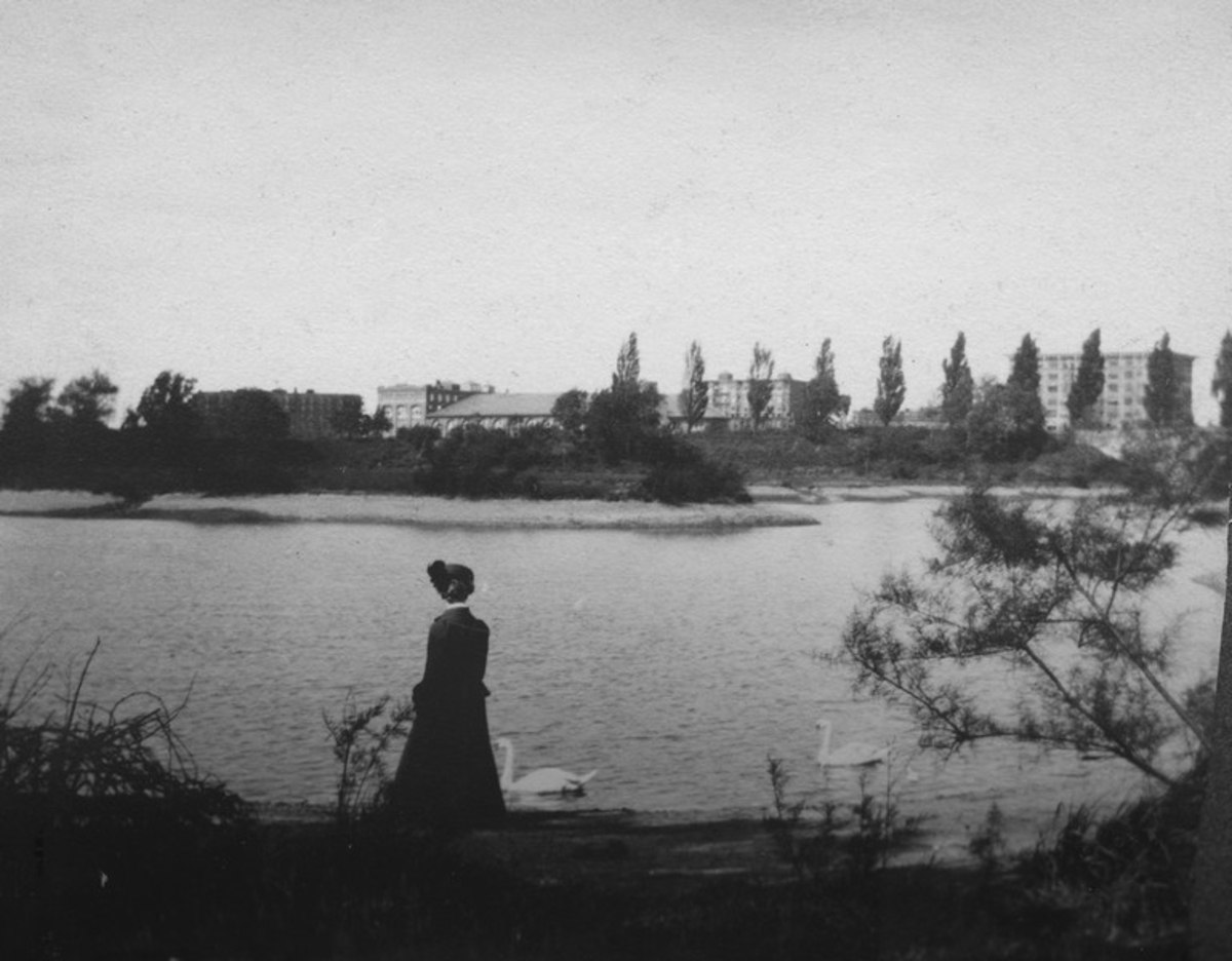 Dame står ved vannet i Fenway park.