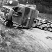 Långtradare med stockar som last välte på Ådalsvägen i Huskvarna den 14 juni 1956.