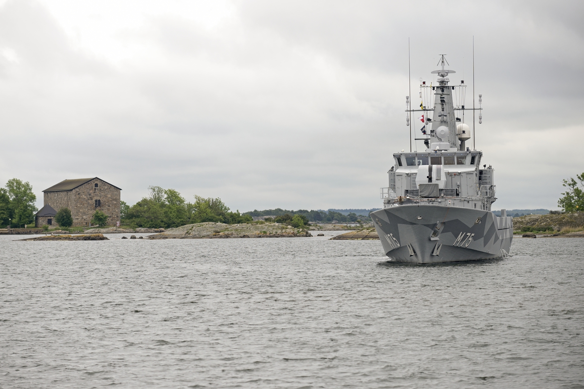 Den för specialinbjudna invigningsdagen av ubåtshallen tillhörande Marinmuseum. Minröjningsfartyget M75 Vinga anländer till Marinmuseum.