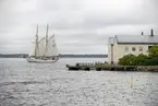 Den för specialinbjudna invigningsdagen av ubåtshallen tillhörande Marinmuseum. Fartyget Falken anländer till Marinmuseum.