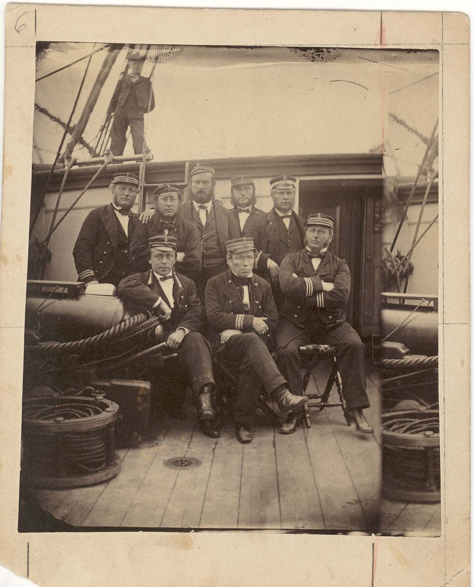 Seilkorvetten "Ellidas" offisersbesetning,  1864. Sjef kaptein Hjort, kapteinløytnant Herman Wedel-Jarlsberg, løytnantene Rye og Klingenberg. Kadettoffiser kapteinløytnant H. Muller og pr. løytnant Ihlen