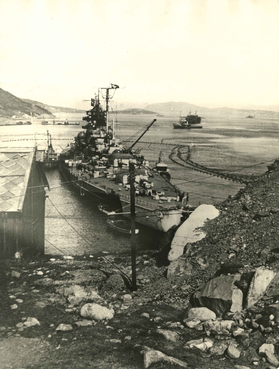 Motiv: Schlachschiff TIRPITZ akterfortøyet i Kåfjord før 22 sep 1943 = Babord låring