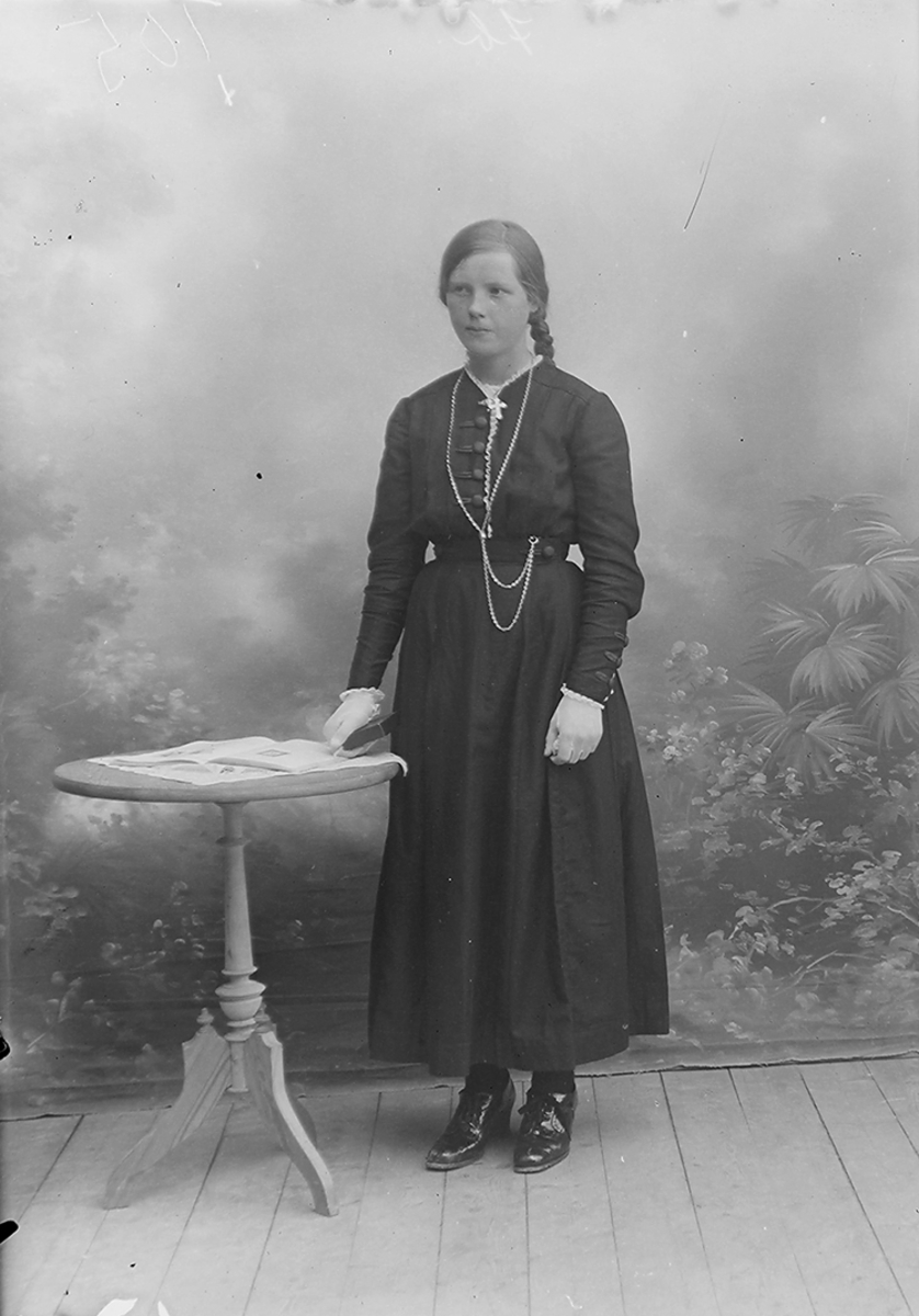 Portrett. Gildeskål. Storvik.Konfirmant. Gildeskål. 1918. Julianna Emilie Pedersen.