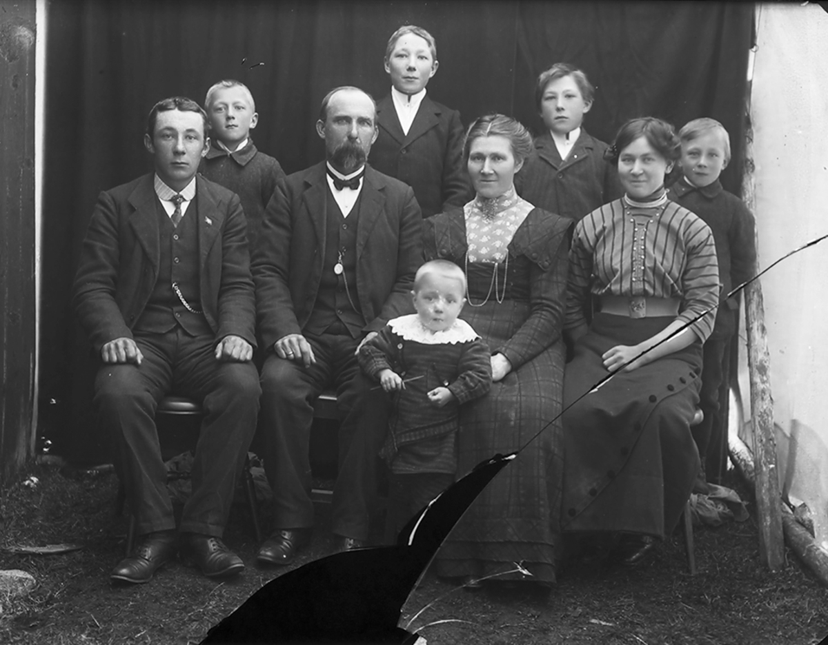 Kristen Pedersen, f. 1865 og hustru Inga, f. 1866, sammen med seks av de sju sønnene: Peder, f. 1893, Håkon,f. 1904,  Sverre, f. 1898, Trygve, f. 1902 og Idar, f. 1906. Arvid, f. 1910, i midten, ( Herman, f. 1894, ikke med på bildet). T.h. pleiedatter Eda Hagen, f. 1895. Hun var datter av Rikard Hagen og Katrine Markusen, Gamleværet. Hun dro senere til Amerika. Inga var jordmor. Familien bodde på Kirkesæter, Ramberg. ( Se Lofotboka -82).