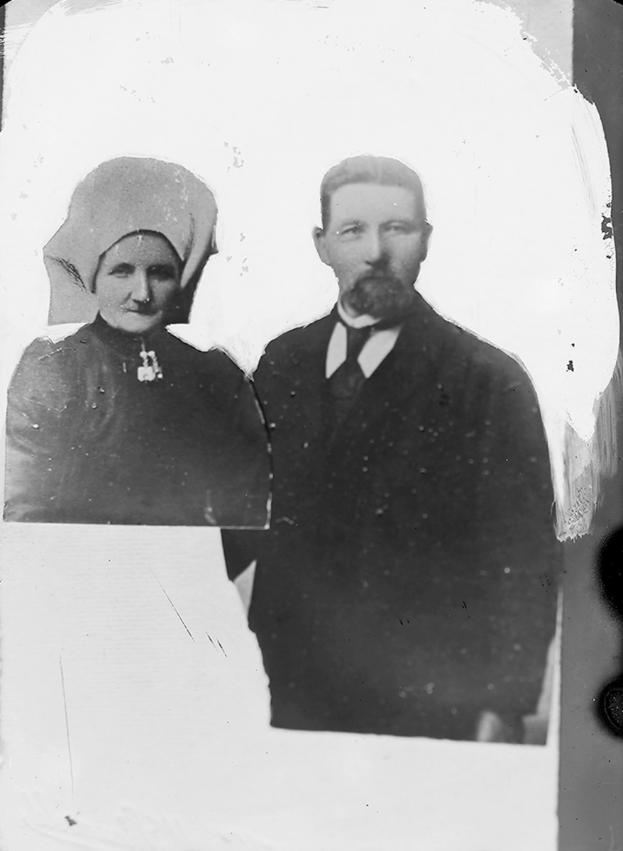 Portrett. Ekteparet Oddmund Mikjellson Lid og Anna Mikjellsdtr. Laupsa, Vikør, Kvam, Hordaland.