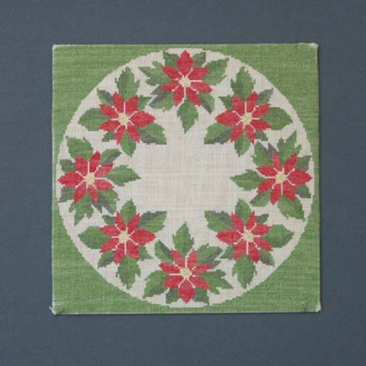 Julbonad med korsstygnsbroderi på linneväv. Bonaden tillhör Runda serien som är en serie julbonader formgivna av Irma Kronlund, en bonad per år från 1971 till 1989.Pris material med mönster 175:-.