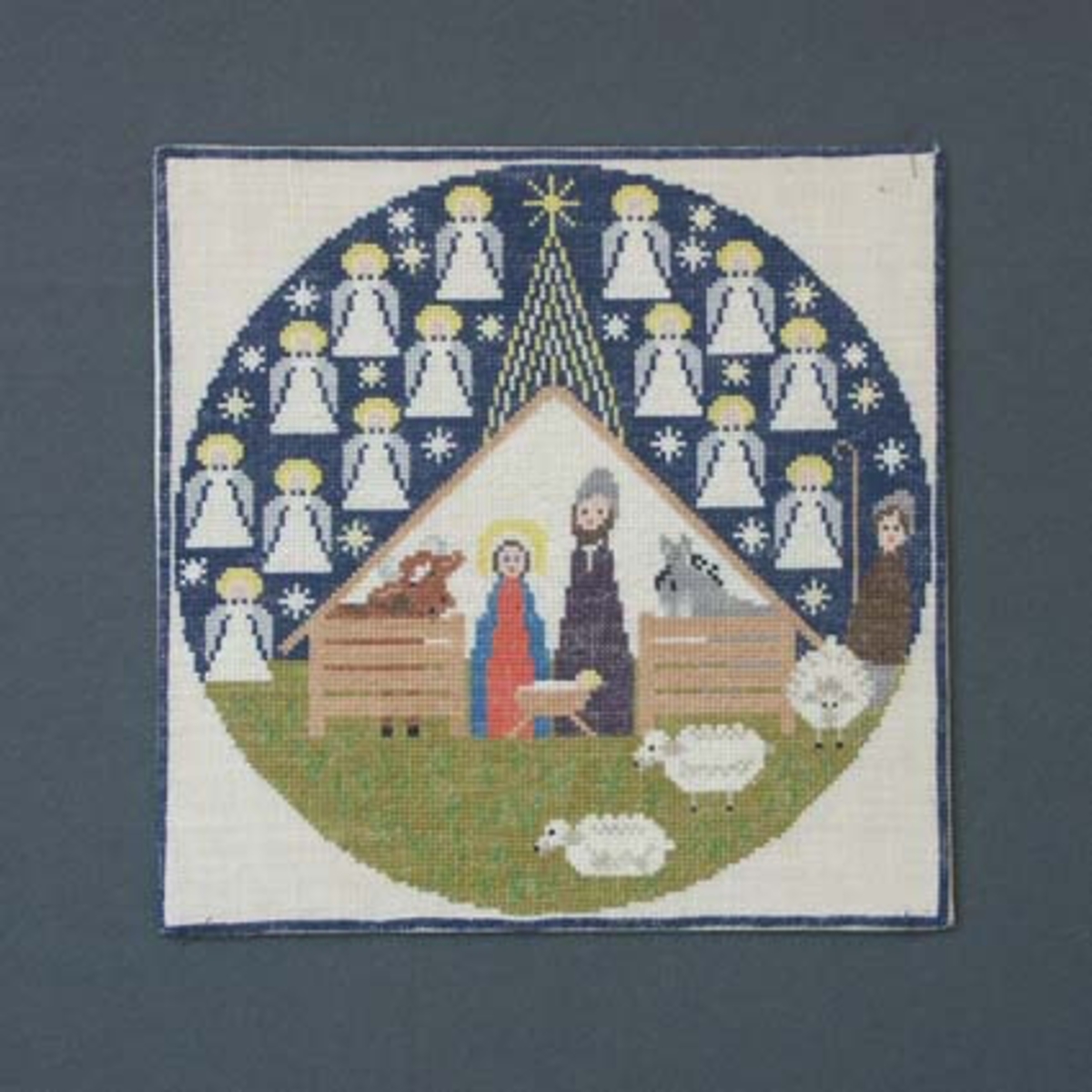 Julbonad med korsstygnsbroderi på linneväv. Bonaden tillhör Runda serien som är en serie julbonader formgivna av Irma Kronlund, en bonad per år från 1971 till 1989.