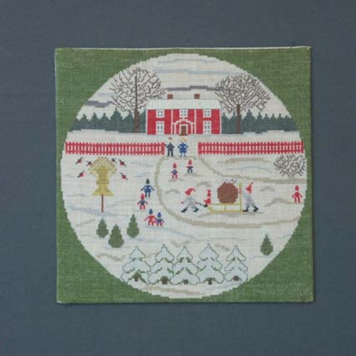 Julbonad med korsstygnsbroderi på linneväv. Bonaden tillhör Runda serien som är en serie julbonader formgivna av Irma Kronlund, en bonad per år från 1971 till 1989.