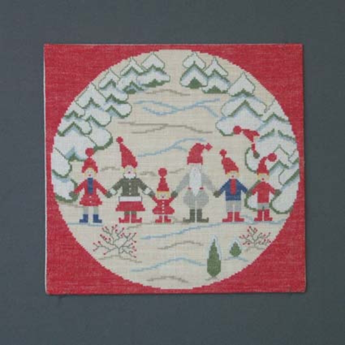 Julbonad med korsstygnsbroderi på linneväv. Bonaden tillhör Runda serien som är en serie julbonader formgivna av Irma Kronlund, en bonad per år från 1971 till 1989.Pris material 195:-.