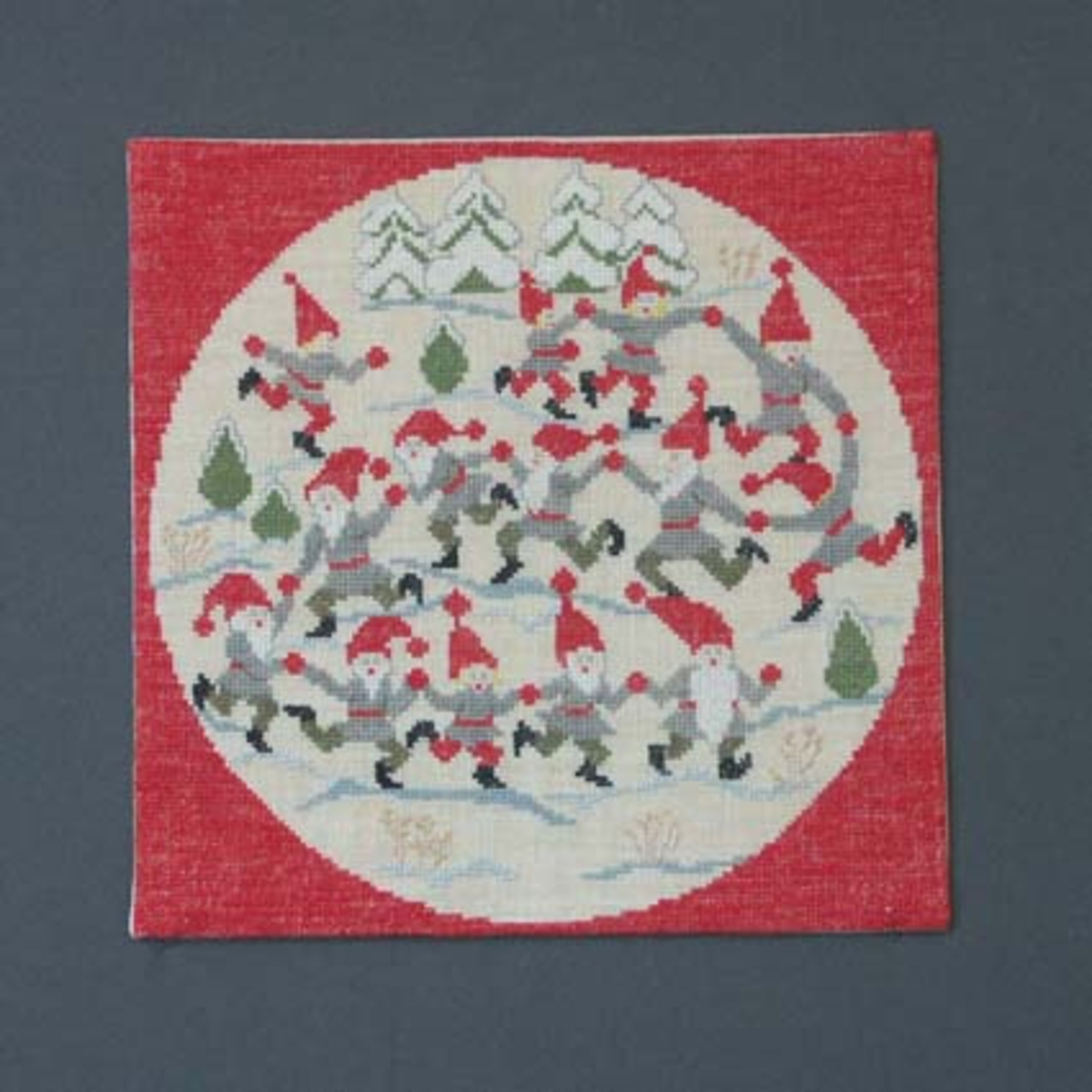 Julbonad med korsstygnsbroderi på linneväv. Bonaden tillhör Runda serien som är en serie julbonader formgivna av Irma Kronlund, en bonad per år från 1971 till 1989.Pris material 212:-.