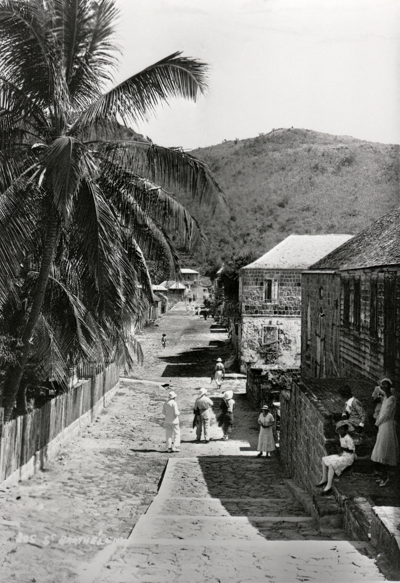 Gatuvy från Gustavia, Saint-Barthélemy. Vykort.