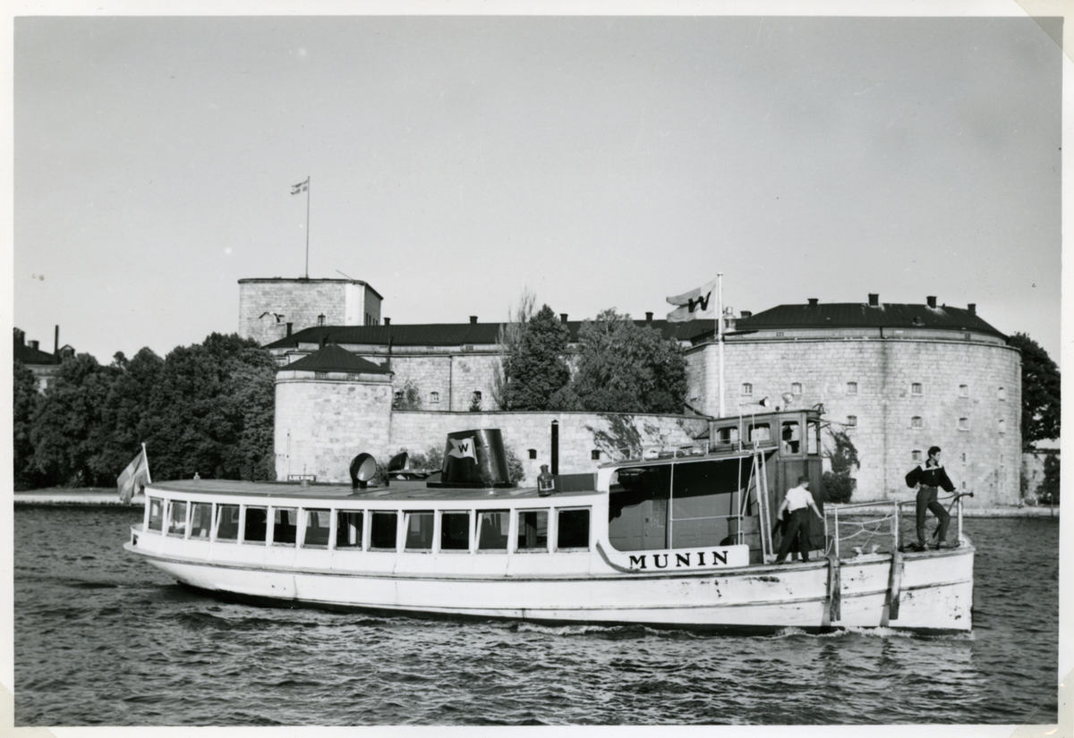 Foto i Fästningssundet 1956-08-18.

Identiskt fotografi av J Robert Boman finns i CG Jacksons samlingar med ACC 1956:1045, Fo46743.