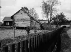 Mat- och spannmålsbod - nu på friluftsmuseet Disagården - på ursprunglig plats, Östanå, Morkarla socken, Uppland