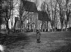 Man framför Gamla Uppsala kyrka, Gamla Uppsala, Uppland