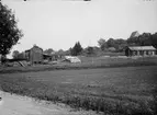 Nyvlastugan och Bärbystugan på friluftsmuseet Disagården, Gamla Uppsala under återuppförande år 1929