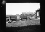 Mat- och spannmålsbod från Morkarla socken, Uppland under uppförande på friluftsmuseet Disagården, Gamla Uppsala 1930 - 1931