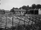 Mat- och spannmålsbod från Morkarla socken, Uppland under uppförande på friluftsmuseet Disagården, Gamla Uppsala 1930 - 1931