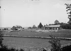 Bärbystugan och Nyvlastugan på friluftsmuseet Disagården, Gamla Uppsala under återuppförande midsommar 1929