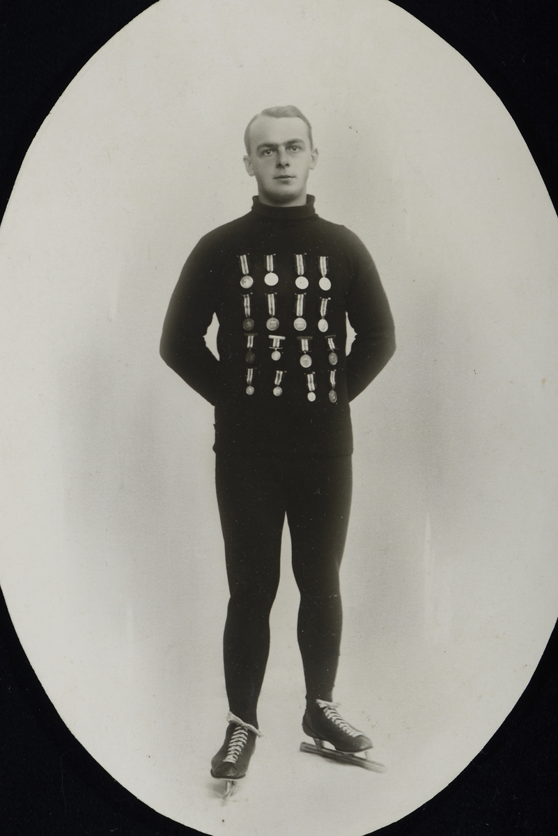 Skøyteløper, ukjent, portrett med medaljer.