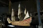 Vasa 1:10 modellen, bemålad och på plats igen.
Helfigur 451.