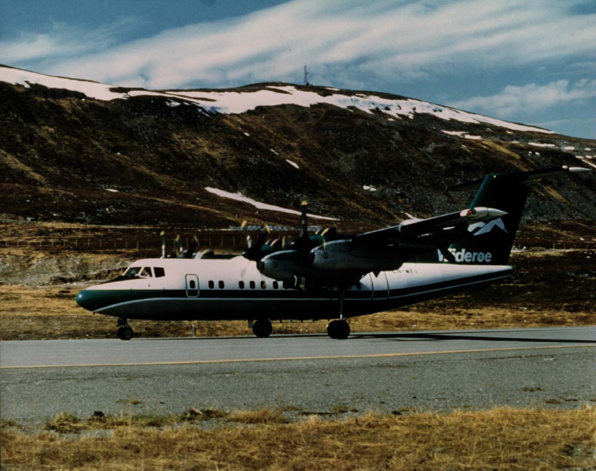 Lufthavn. 1 fly på bakken DHC7 100 LN-WFI fra Widerøes Flyveselskap A/S.