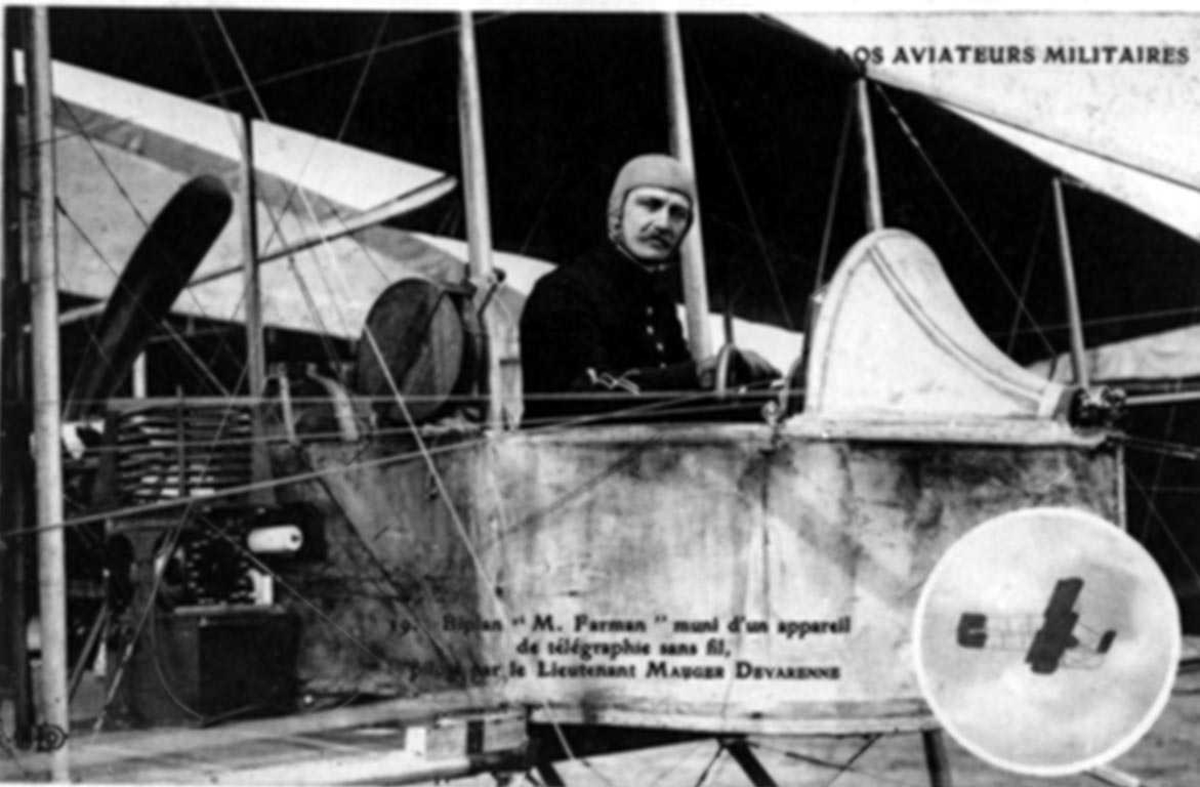 Fra flycockpit til Farman MF.7 Longhorn. En person, mann, i cockpiten. 
Luftfoto av flyet innfelt.