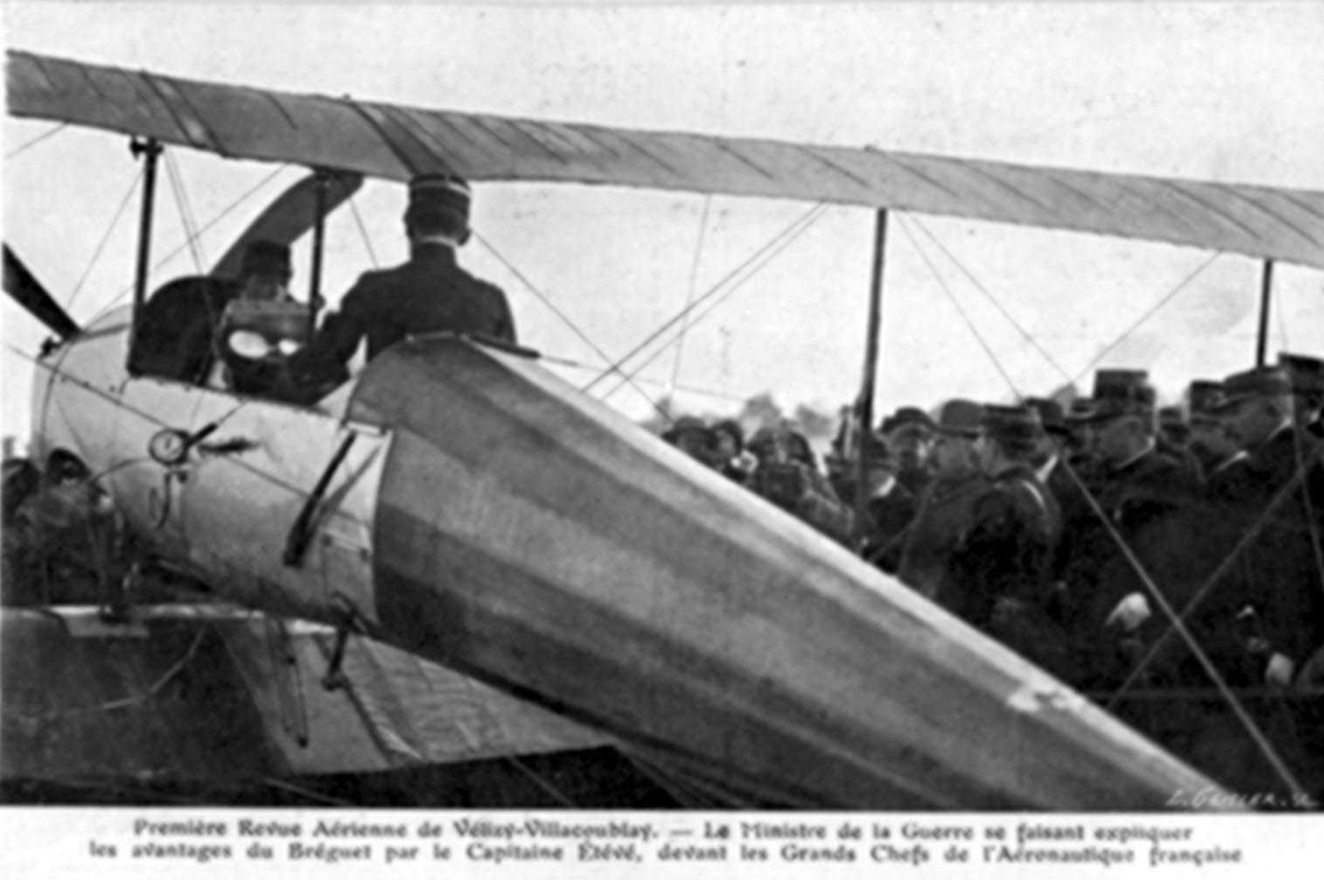 Ett fly på bakken, Breguet C-U1. En person, mann, i cockpiten. Mange personer ved flyet.