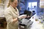 Ingela Bjurhager vid Institutionen för polymerteknologi KTH visar sin miljö och sina projekt.
En bit ek från Vasa som legat i vatten sedan bärgningen.