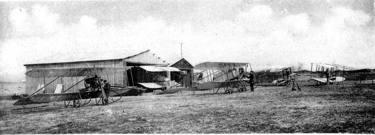 Utklipp. Fem fly på bakken, Caudron A, B. Bygninger bak