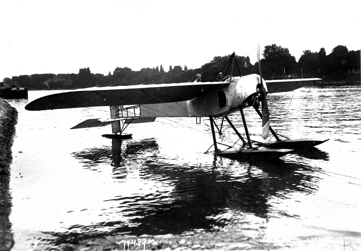 Ett fly på vannet, Borel. To personer i flyet