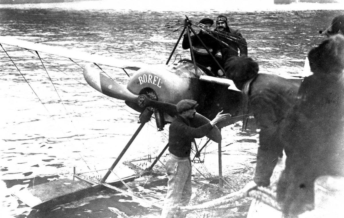 Ett fly på vannet, Borel. Flere personer ved flyet. (Detaljfoto)