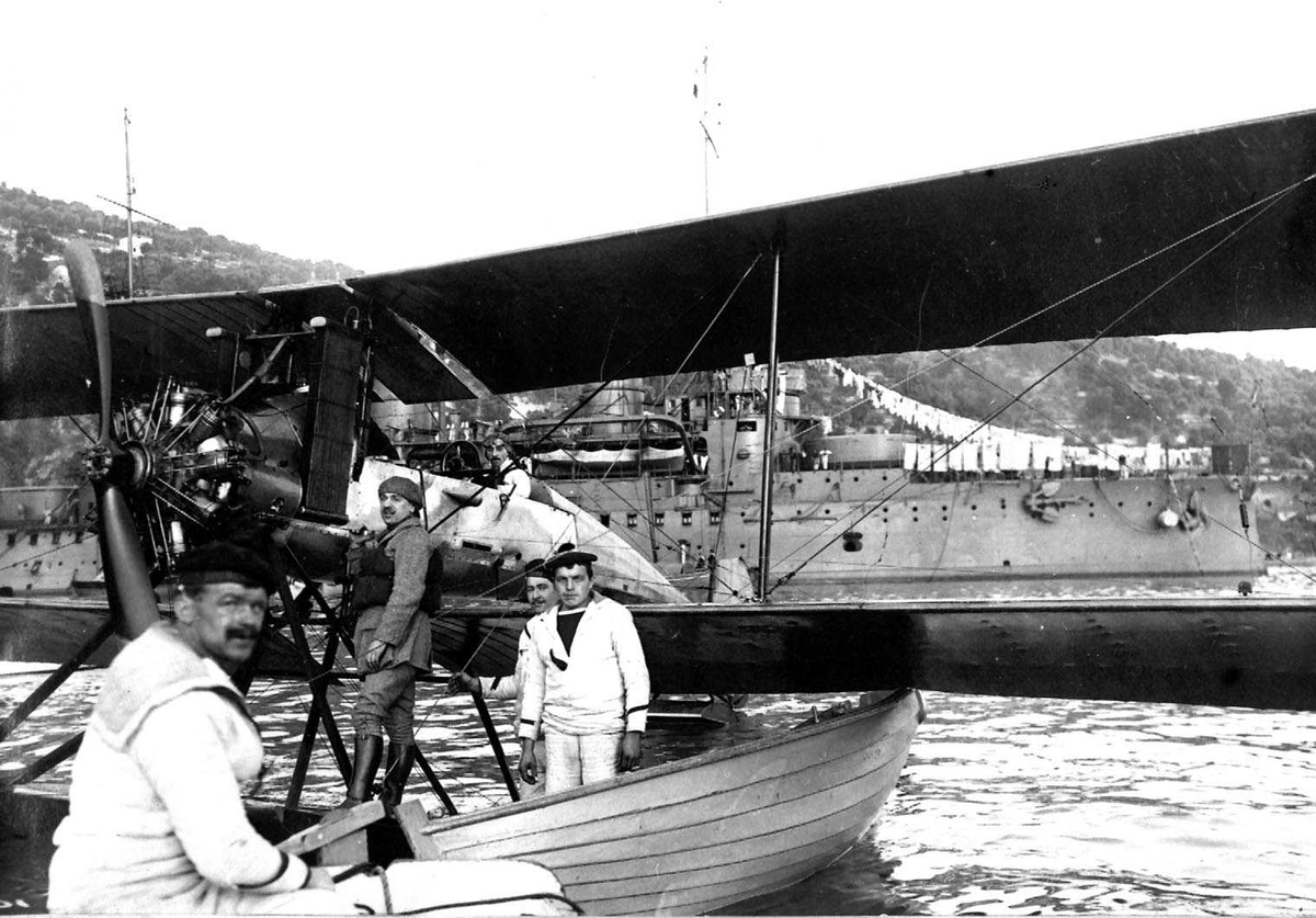 Ett på havet, Breguet H.U.2. Noen personer i en liten båt ved flyet. Ett større fartøy i bakgrunnen