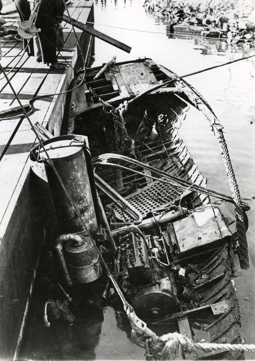 Fotot visar den totalförstörda motorslupen tillhörande en av de förolyckade jagarna den 17.9.1941.